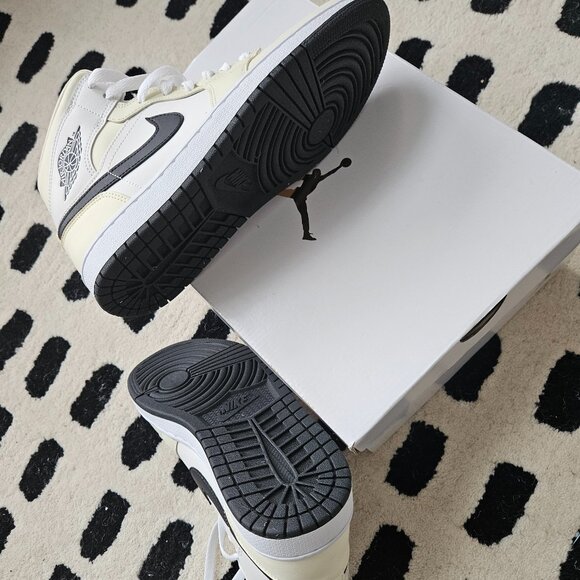 Women's Air Jordan 1 Mid - Picture 3 of 7